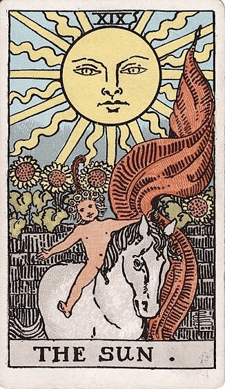 XIX – O Sol, Rider–Waite Tarot; desenhado por Pamela Colman Smith e publicado em 1909.