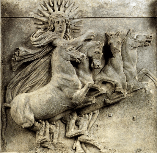 Relevo representando Hélio. Proveniente do Templo de Atena, em Ílion. Datado entre o primeiro quarto do século III a.C. e 390 a.C.. Encontrado durante as escavações conduzidas por Heinrich Schliemann, em 1872. Atualmente integra o acervo do Museu de Pérgamo, em Berlim, Alemanha.